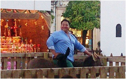 西班牙肥胖男子在社交网上贴出的骑驴照片。