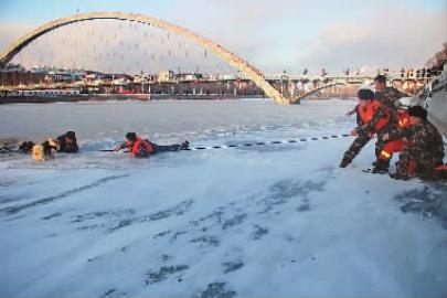 消防官兵趴在冰面上营救男子本报记者卢红摄
