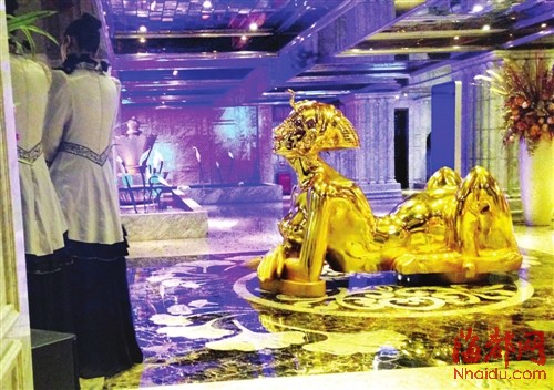 名爵会所大厅有一座金色雕塑