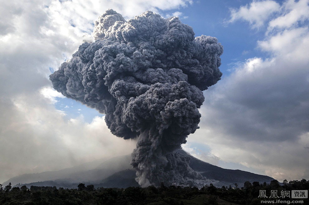 照片摄于2014年10月13日,该火山喷发造成数千当地民众逃离家园.