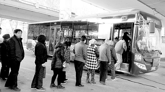 郑州紫荆山立交桥下104路候车处 15年来乘客