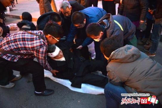 众人合力将老人抬上担架