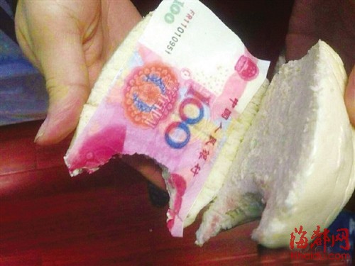 “百元大钞”夹馒头吃