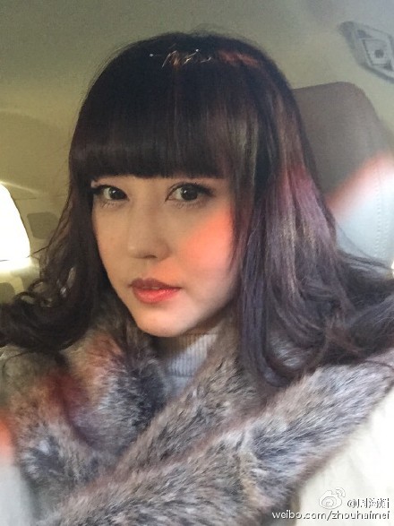 周海媚晒齐刘海美照 获赞是20岁小女孩(图)|网