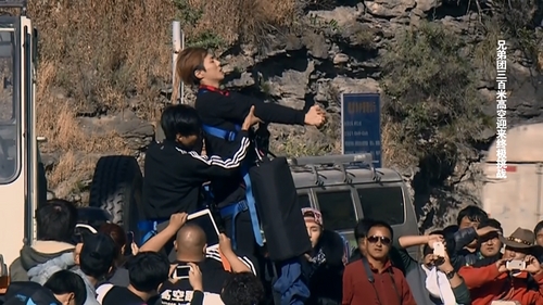 《两天一夜》危险野生蹦极 温老输秒杀张睿|小