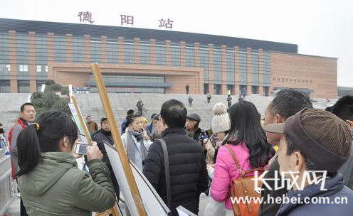 工作人员向采访团介绍“四站合一”的情况。长城网 李雪威 摄