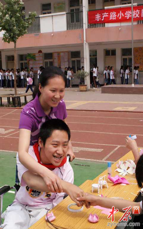 郑州年轻女教师照顾脑瘫学生6年图