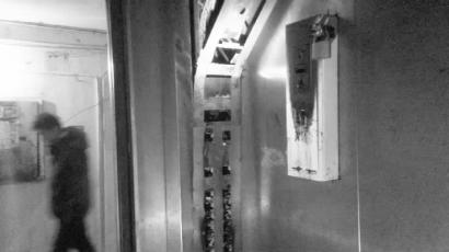 19日晚上被烧坏的电梯控制板 本报记者 李志刚 摄