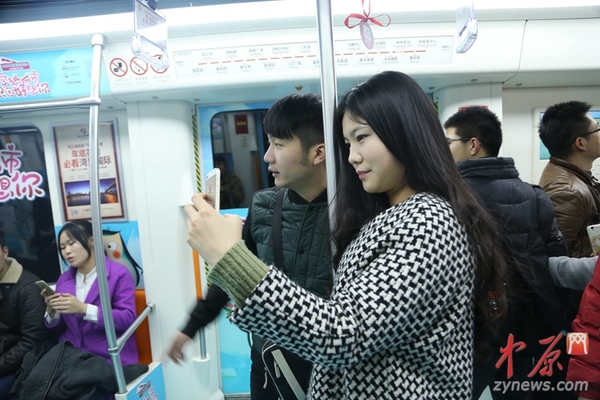 高清:郑州地铁爱情专列迎数千乘客 场面堪比春运