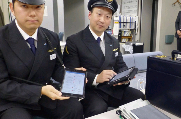 日本新干线乘务员配iPad 内装翻译软件和急救