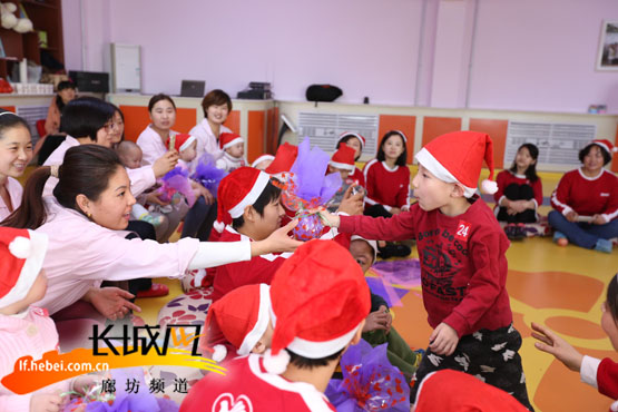 廊坊志愿者走进社会福利院 关爱孩子体会感恩