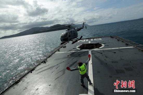 当地时间2014年12月28日，印尼民丹岛，印尼海军救援队参加亚航QZ8501搜寻任务。