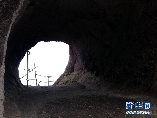 靠近鹰巢的山洞。