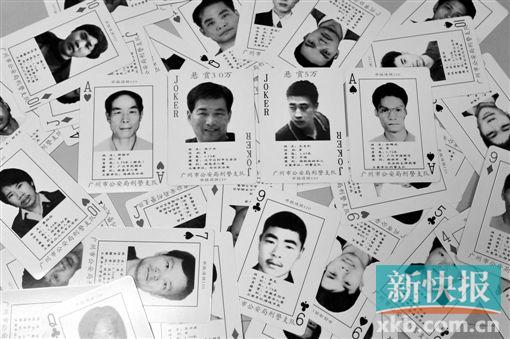 ■2012年,广州市公安局刑警支队创新通缉令方式,把筛选出来的54个有重案在身的通缉犯资料印制成一副特殊的扑克牌并免费派发给群众,希望以此获得更多线索。CFP供图
