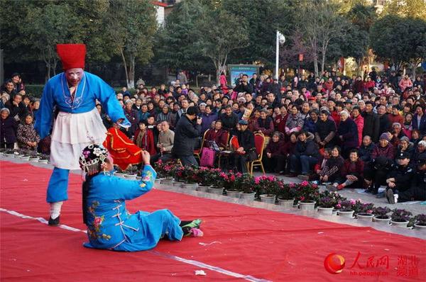 白桑关镇社区演出的豫剧 撵爹