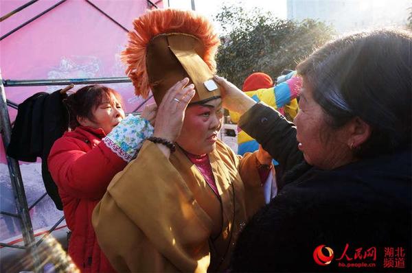 白桑关镇社区的豫剧 撵爹中的演员正在整理戏装