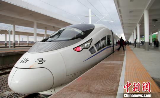 青荣城铁和谐号停靠在荣成站内。 赵玥博 摄