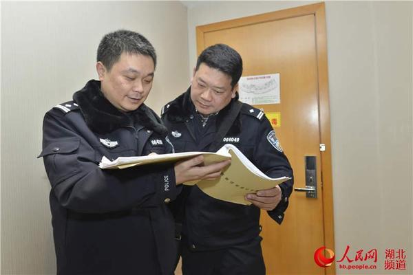 民警检查宾馆旅客住宿登记