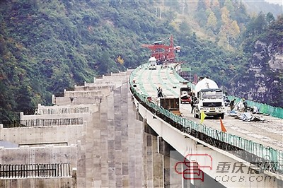 黔恩高速月亮山大桥主体工程。