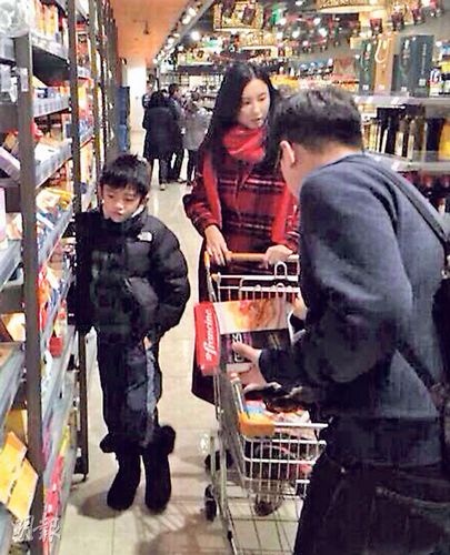 张柏芝逛街儿子躺购物车中 谢霆锋独自吃饭(图
