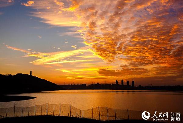 这是2015年1月1日傍晚在江西都昌县东湖畔拍摄的晚霞美景(傅建斌 摄)