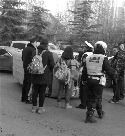 女孩子把面包车开翻了 来了3辆消防车20多个交