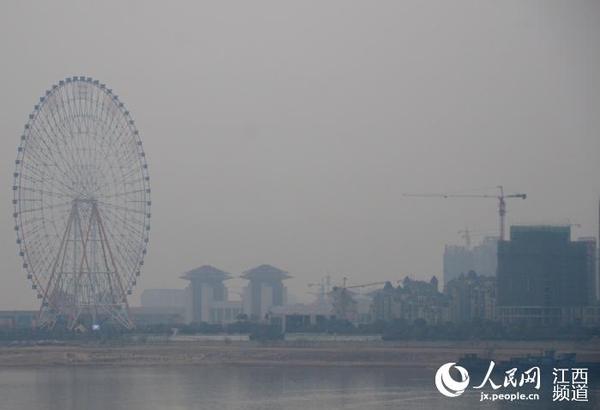 4日和5日，南昌遭遇雾霾，隔江望去，眼前一片白茫茫。