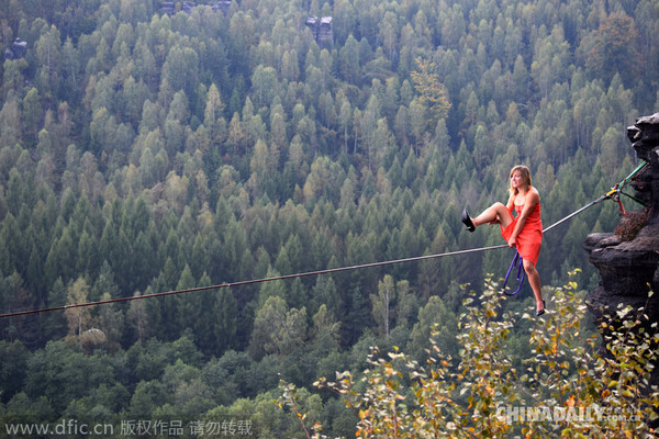 女子高空钢索行走世界纪录保持者Faith Dickey穿着细高跟鞋走钢丝。(图片来源:东方IC)