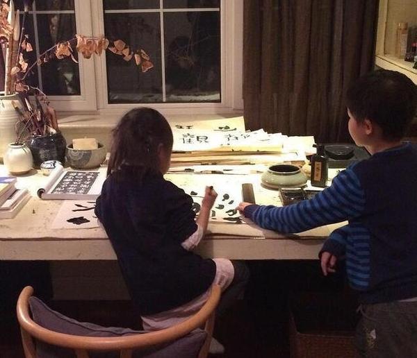 <em>孙楠</em>晒一双<em>儿女</em> 哥哥指导妹妹练书法(图)|潘蔚