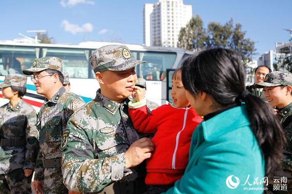 出发当天，医疗队员张卫东的三岁女儿和妻子在医院送行。（人民网 李发兴 摄）