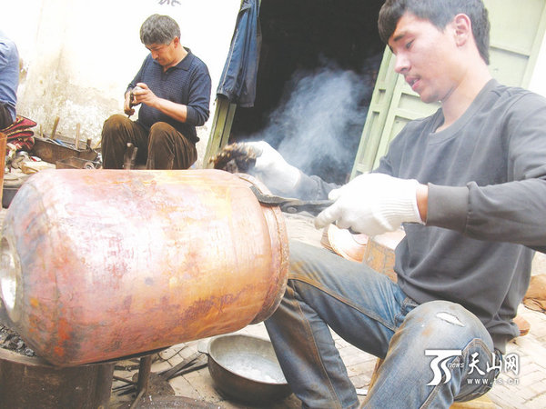 铜匠们在烧制铜器