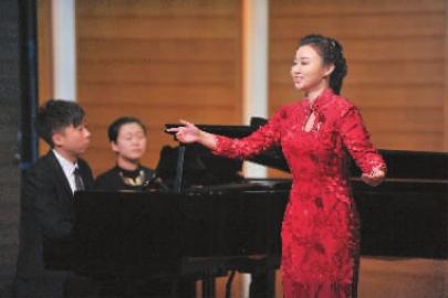 杨柠在舞台上演唱尚德义作品 新文化记者吴廷摄