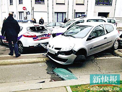■损毁的警车。
