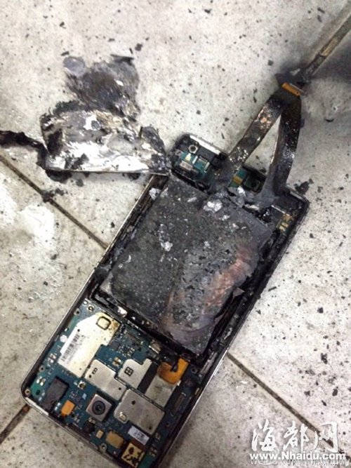 福州大学生自己小米手机屏幕 突然起火爆炸(图
