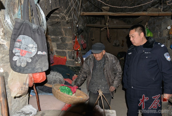 派出所长每次来看望老人都嘘寒问暖