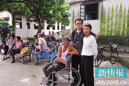 ?李洁军和老刘以及船工老杨(右一,已故)合影。