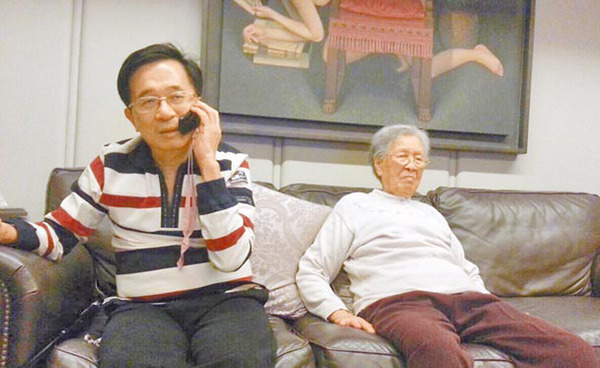 资料图:陈水扁保外就医返回高雄住所后与蔡英文通电话,图右为陈水扁母亲。