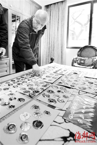 沈先生对各种帽徽都十分热衷