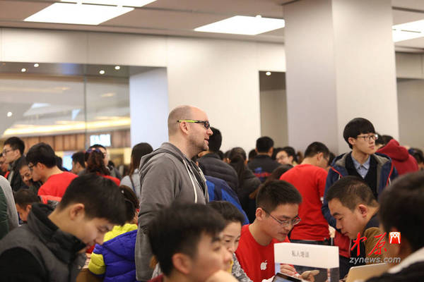 郑州店开业当天,美国总部的员工也到店庆贺