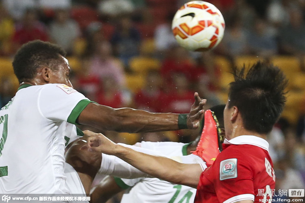 国足球员屡遭黑脚! 沙特球员球场拼抢凶狠惹争