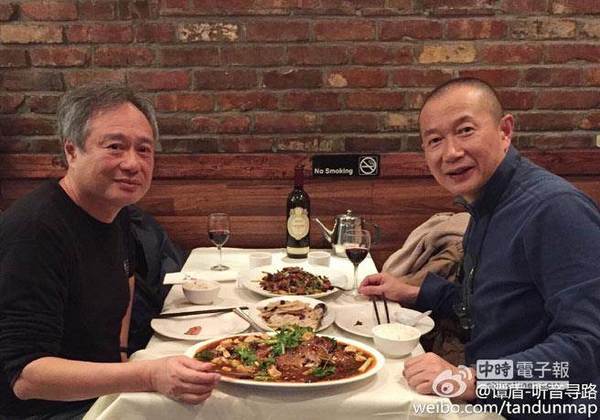 纽约捕获野生李安 喝酒憨笑脸红红