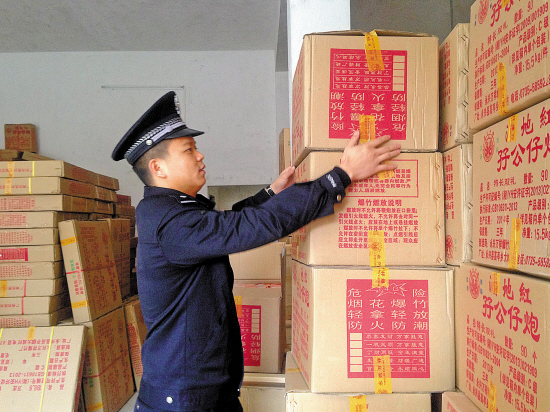 广州警方再缴8吨非法储存烟花爆竹|民警|窝点