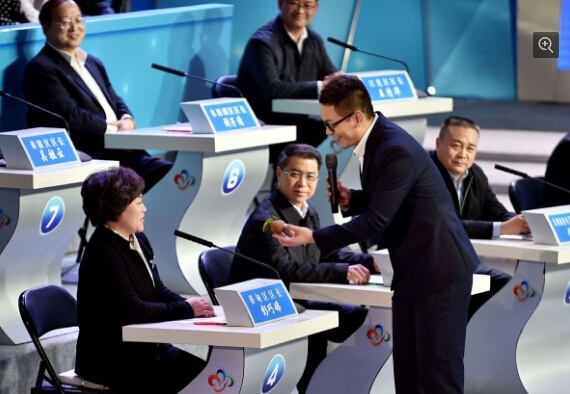 电视问政现场，主持人将“水泥橘”拿给蔡甸区区长彭巧娣面前。