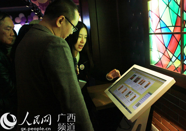 顾客现场体验OTO购物