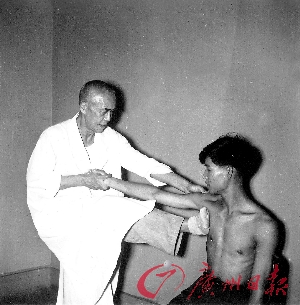 何竹林为患者整复肩关节脱位。(历史图片)