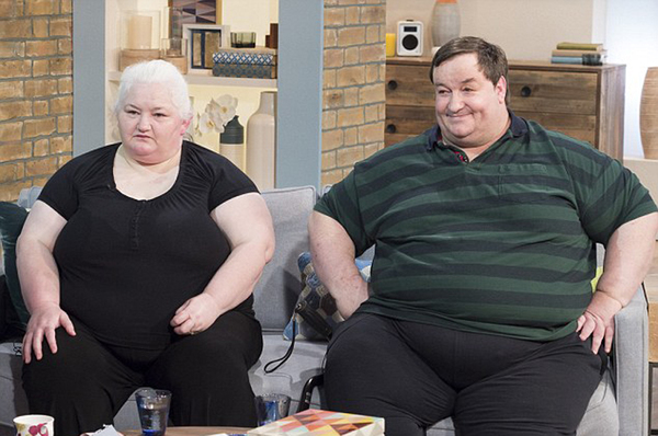英国夫妻胖到无法工作，每月领2000英镑补助。（网页截图）