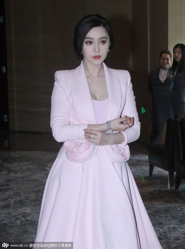 范冰冰面无表情似有心事 助理见拍照忙挡镜头