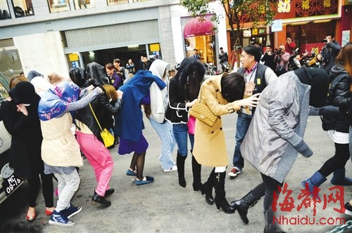 昨日,被捕的涉案人员被警方送往澳门检察院