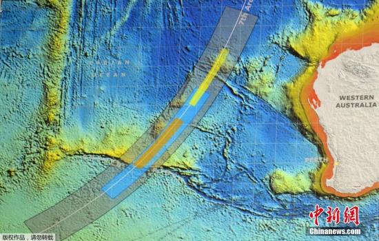 资料图：澳大利亚联合调查中心公布MH370新搜寻区，橙色区域是优先级最高的搜寻区，蓝色区次之。相比此前搜寻区域，沿卫星弧区，更加靠南。