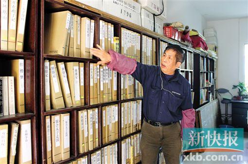 ■张俭东收藏了二千多册木鱼书,俨然小型图书馆。(钟哲平/摄)
